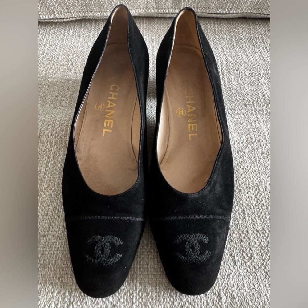 💯CHANEL Black Suede CC Logo Pumps